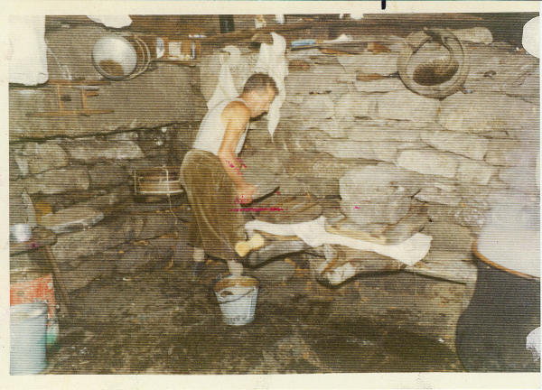 D'Andrea Venanzio durante la preparazione del formaggio nella casera dell'alpe Campo